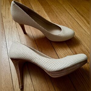 Vince Camaro Beige Snakeskin textured round toe heel